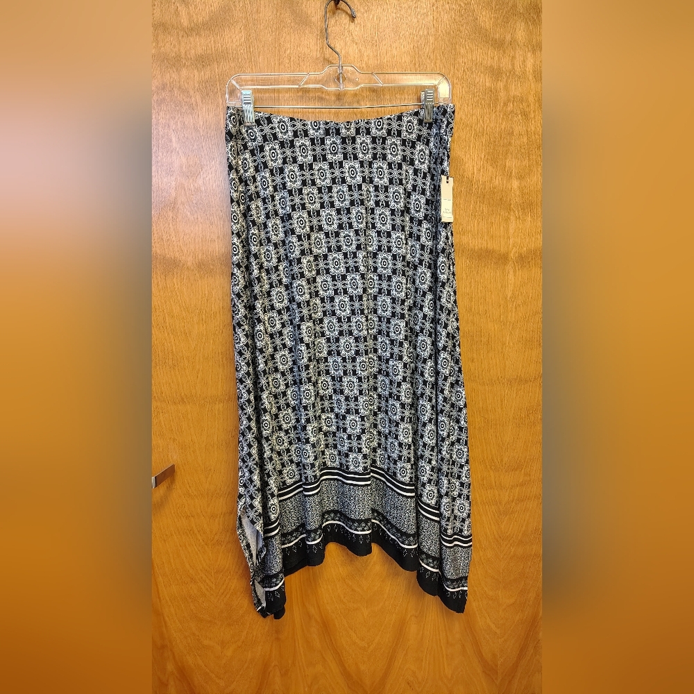 Dana Buchman Black and White Geometric Maxi Skirt